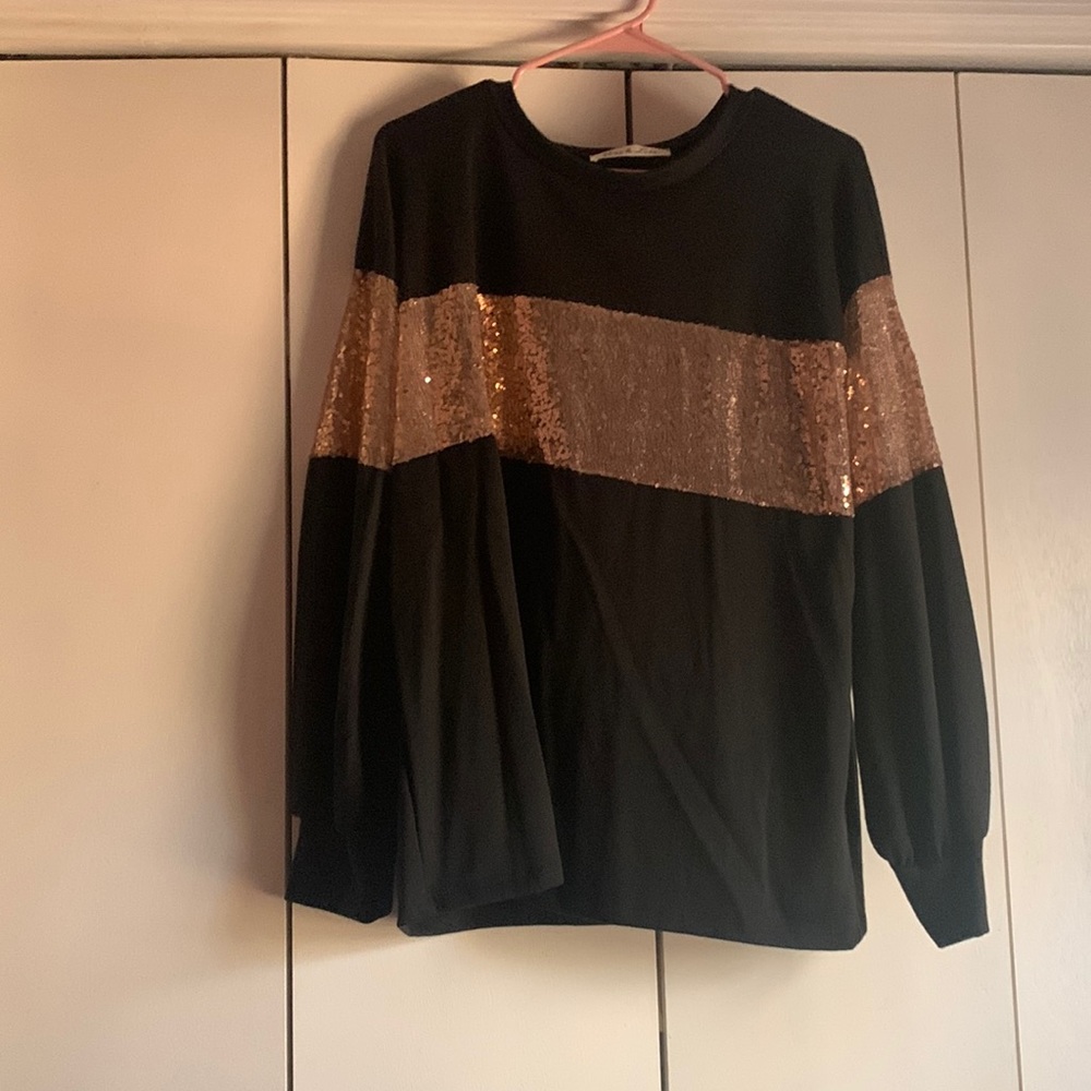 Adorable sequin & black top. Never worn
